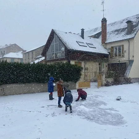 Quarto em Acomodações Particulares De Famille L.f.m.a.l. Giat